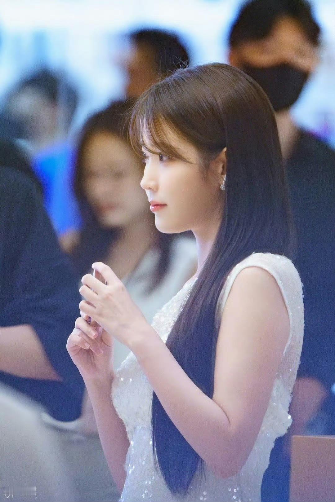 好美的IU 黑长直简直是绝杀IU美女 
哪位女明星的颜值惊艳到你了?