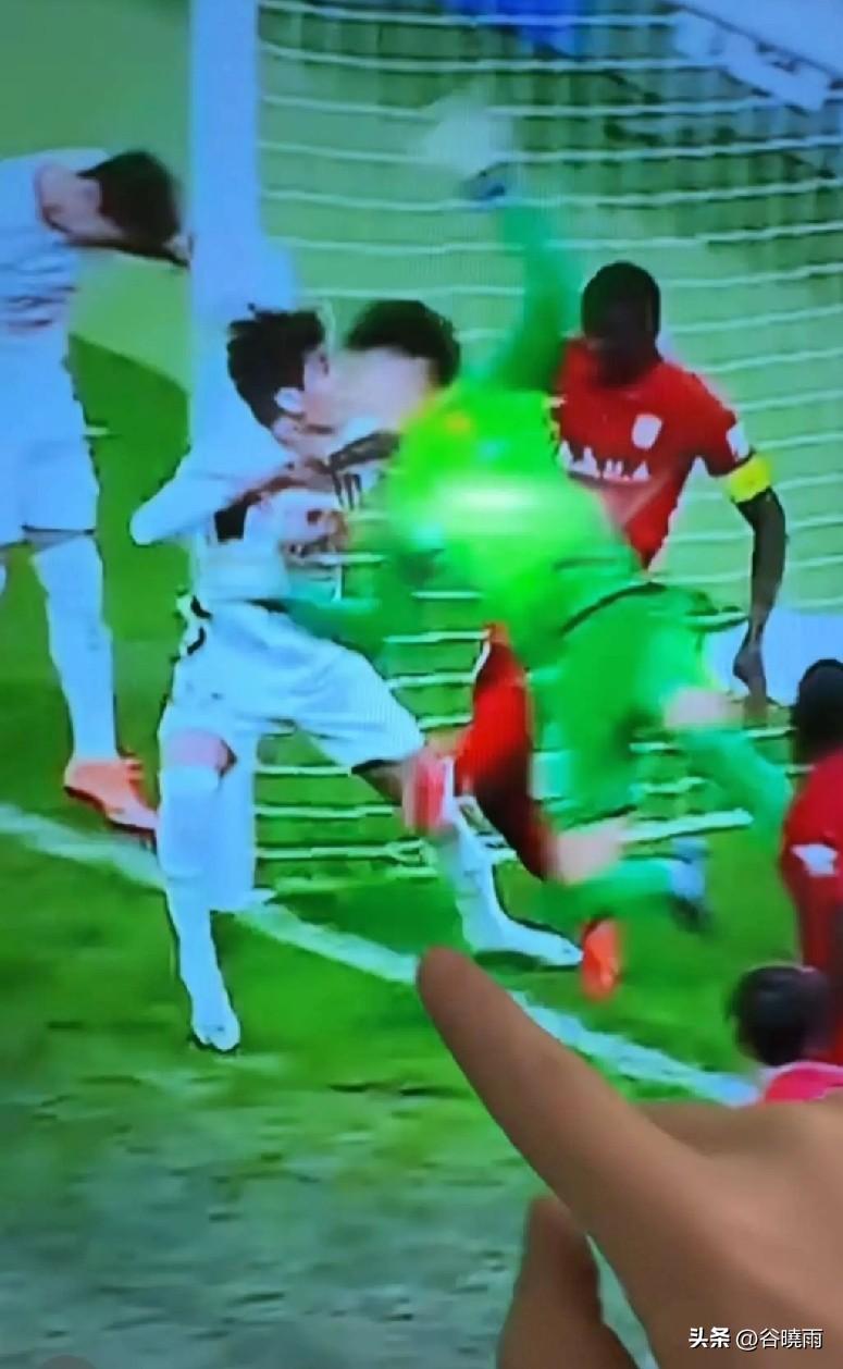 成渝大战，成都蓉城队最后拜合拉木扳平的球是不是越位呢？最新的球迷视频给出证明。