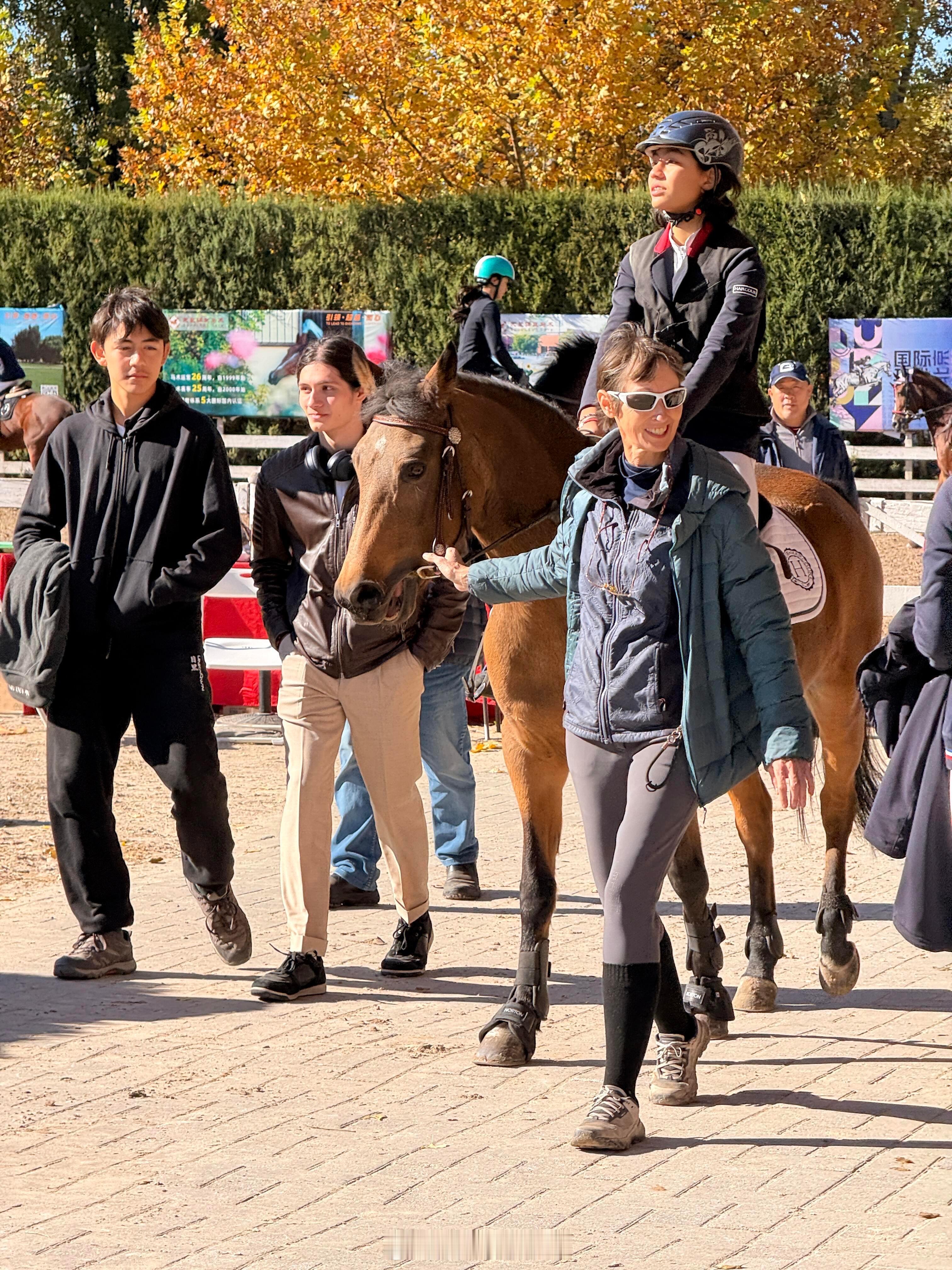 刘烨儿子15岁身高15岁诺一身高 刘烨儿女马场骑马被偶遇，15岁诺一身高瞩目。 