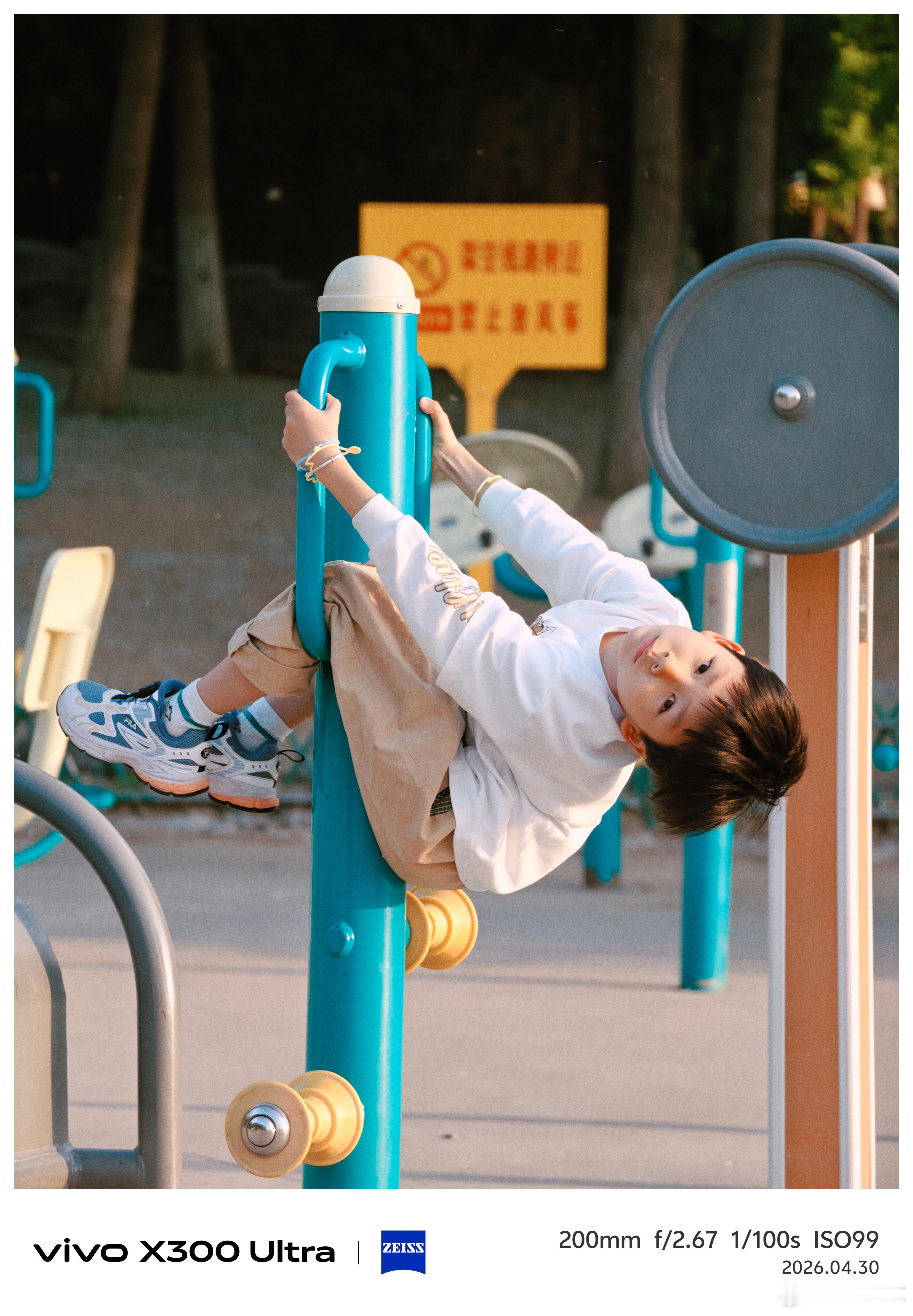 没有人能拒绝 vivo X300 Ultra 人文相机，挂上“口红”增距镜，小区