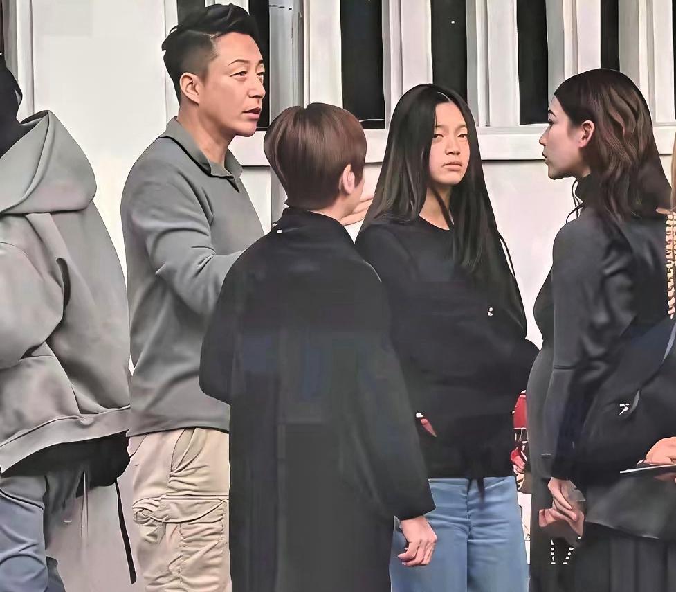 熟悉小玥儿的网友都清楚，早前的她，身上完全没有孩童该有的朝气与松弛。小小年纪总是