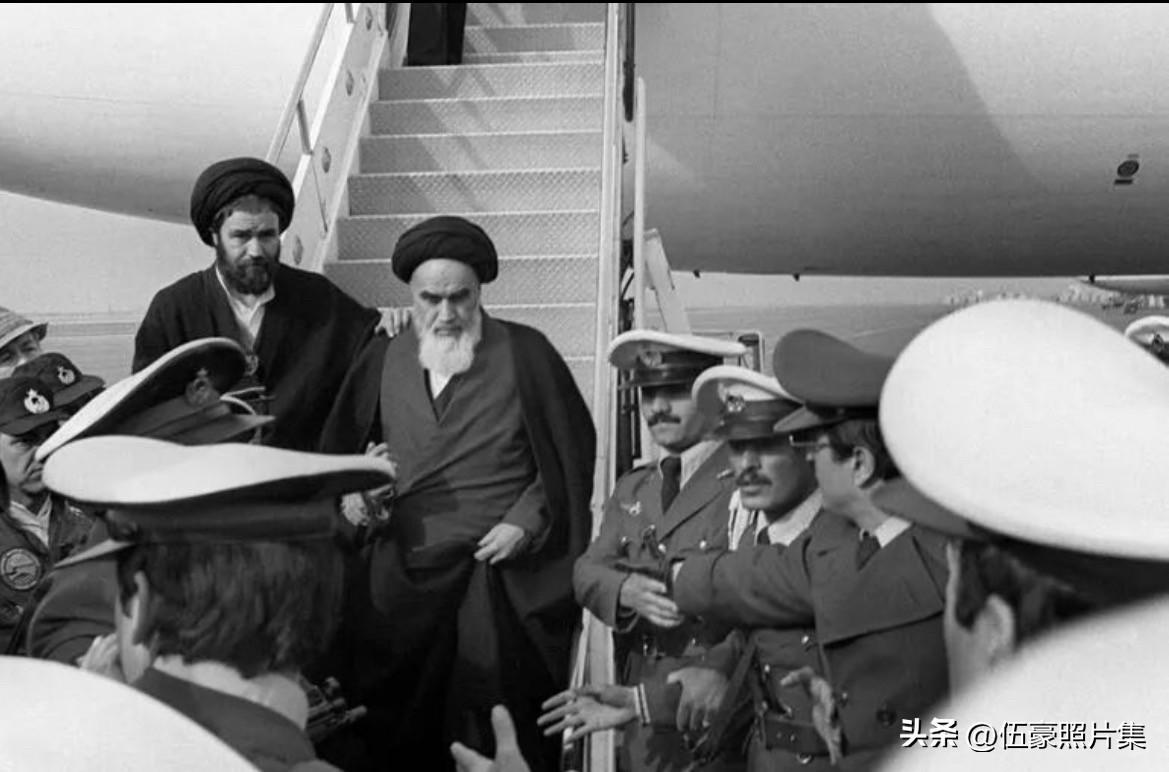 1979年2月1日 ，伊朗伊斯兰革命胜利前夕，霍梅尼从流亡返回伊朗，哈梅内伊陪同