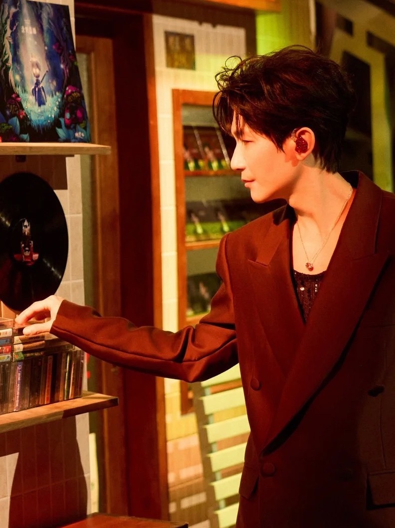 陈楚生QQ🎵的主页更新了好多漂亮图片哦～上海场的里咪🍐真的超美诶