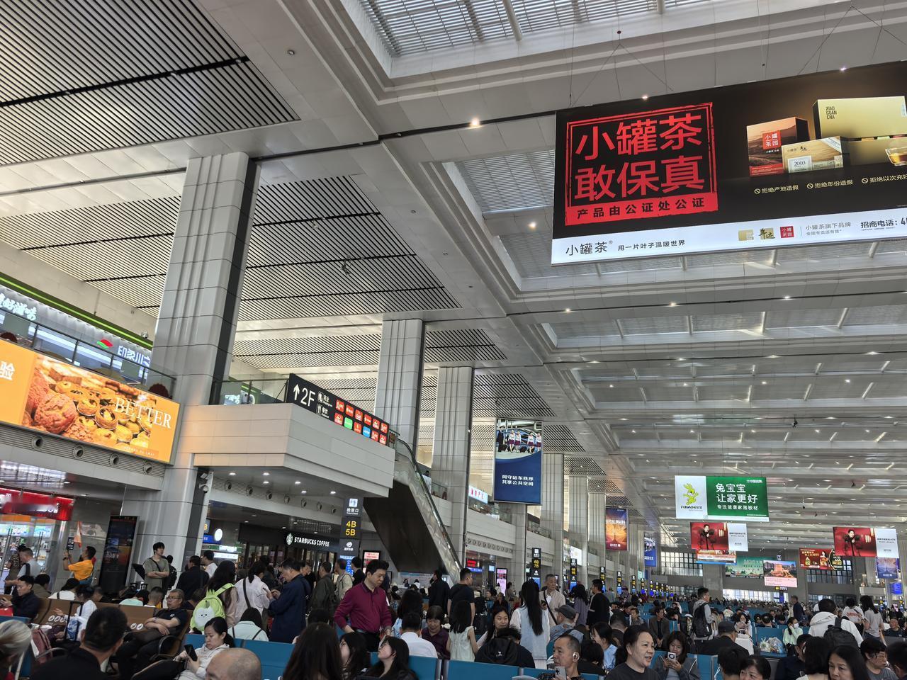 在重庆北站，再一次见识了中国人的巨大流动性，再次感受到中国交通运输能力惊人的飞跃