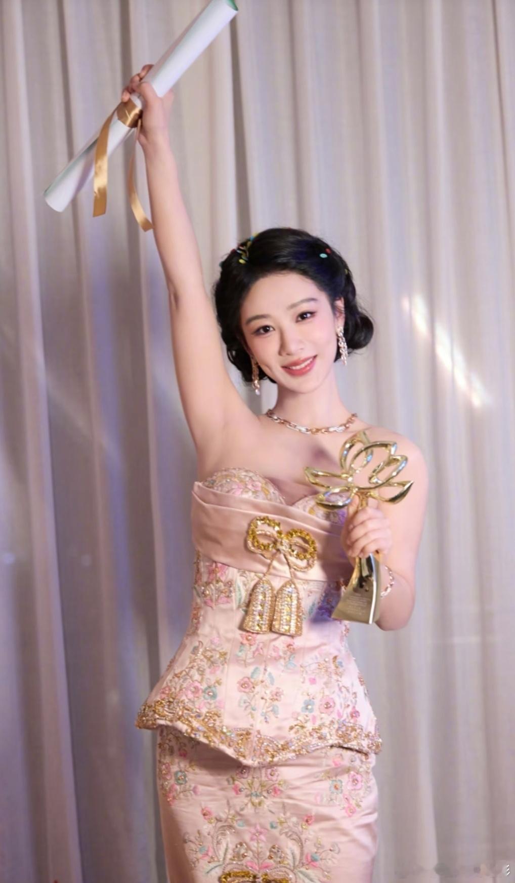 杨紫在《白菊日记》番外里那句带着哭腔的“感恩”，比任何获奖感言都更有后劲。🌿从