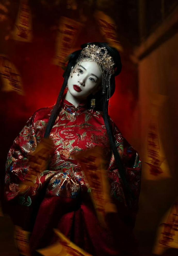 #杜华后悔一个人来看李梦#杜华现身李梦新电影首映现场，看完后吐槽：后悔一个人来看