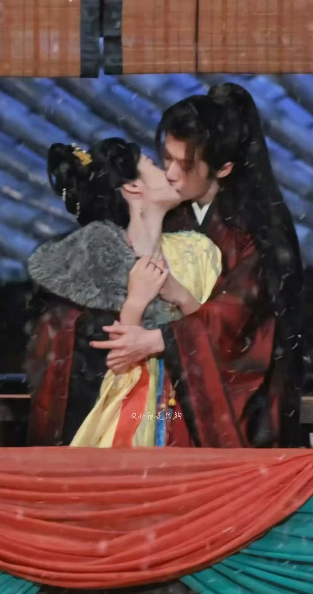 檀健次卢昱晓抱着亲檀健次卢昱晓雪中吻好会亲的两个人 
