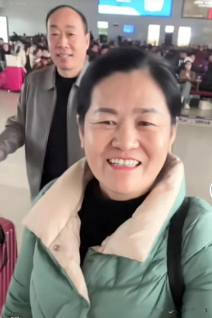 伟杰父母也发视频了。两人心情很好，兴高采烈的去坐车，也没说去哪？但是文案时放下过