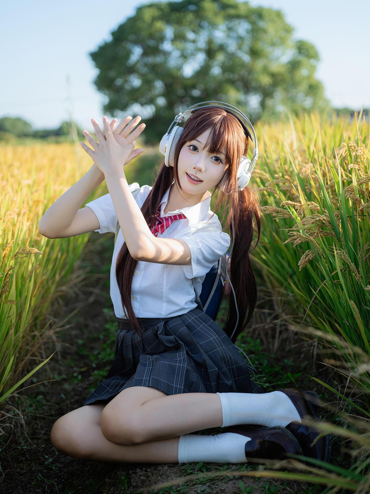这组稻田人像，以“制服少女”为锚点，在金黄稻浪的野性张力中，构建出极具反差感的青