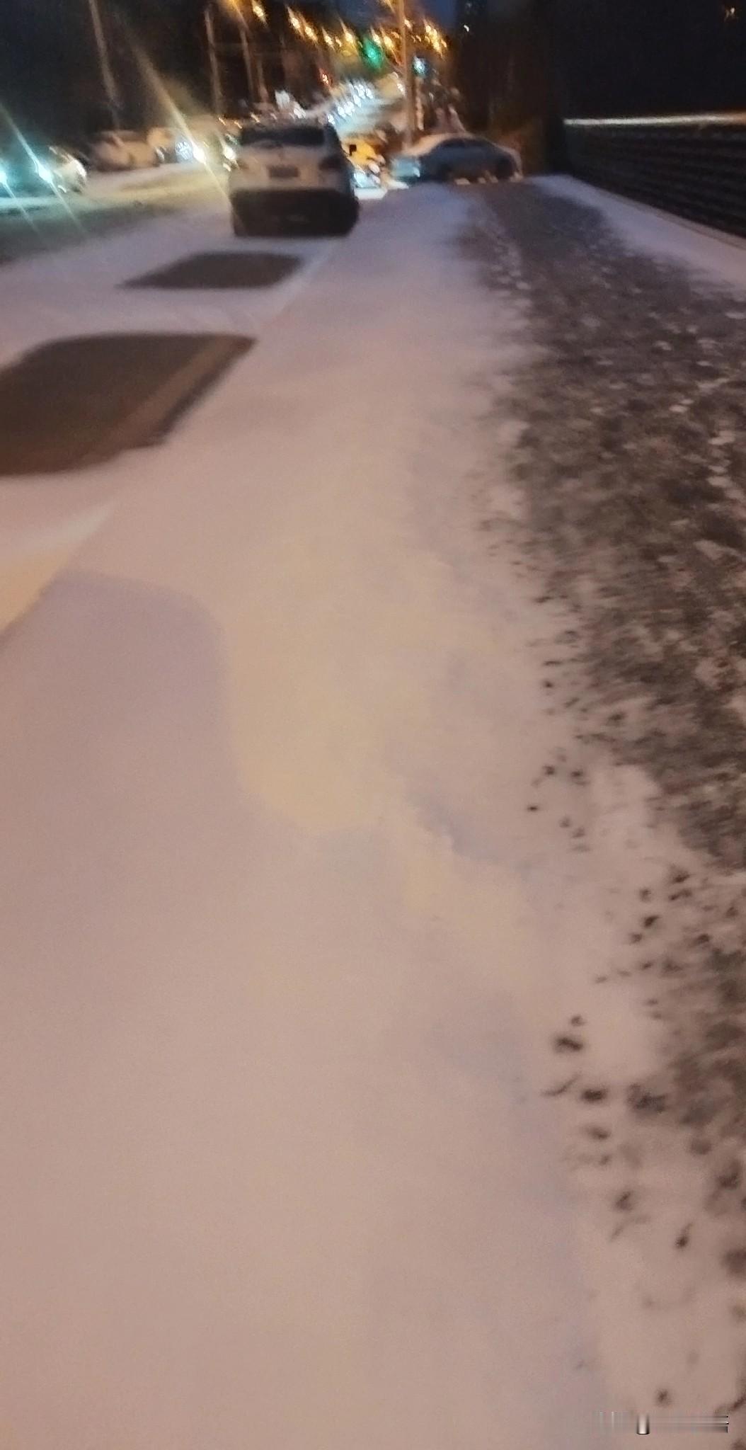 早起，天还未亮，送娃上学，小区内物业已经清扫完雪了。

踩在雪地上咯吱咯吱的声音