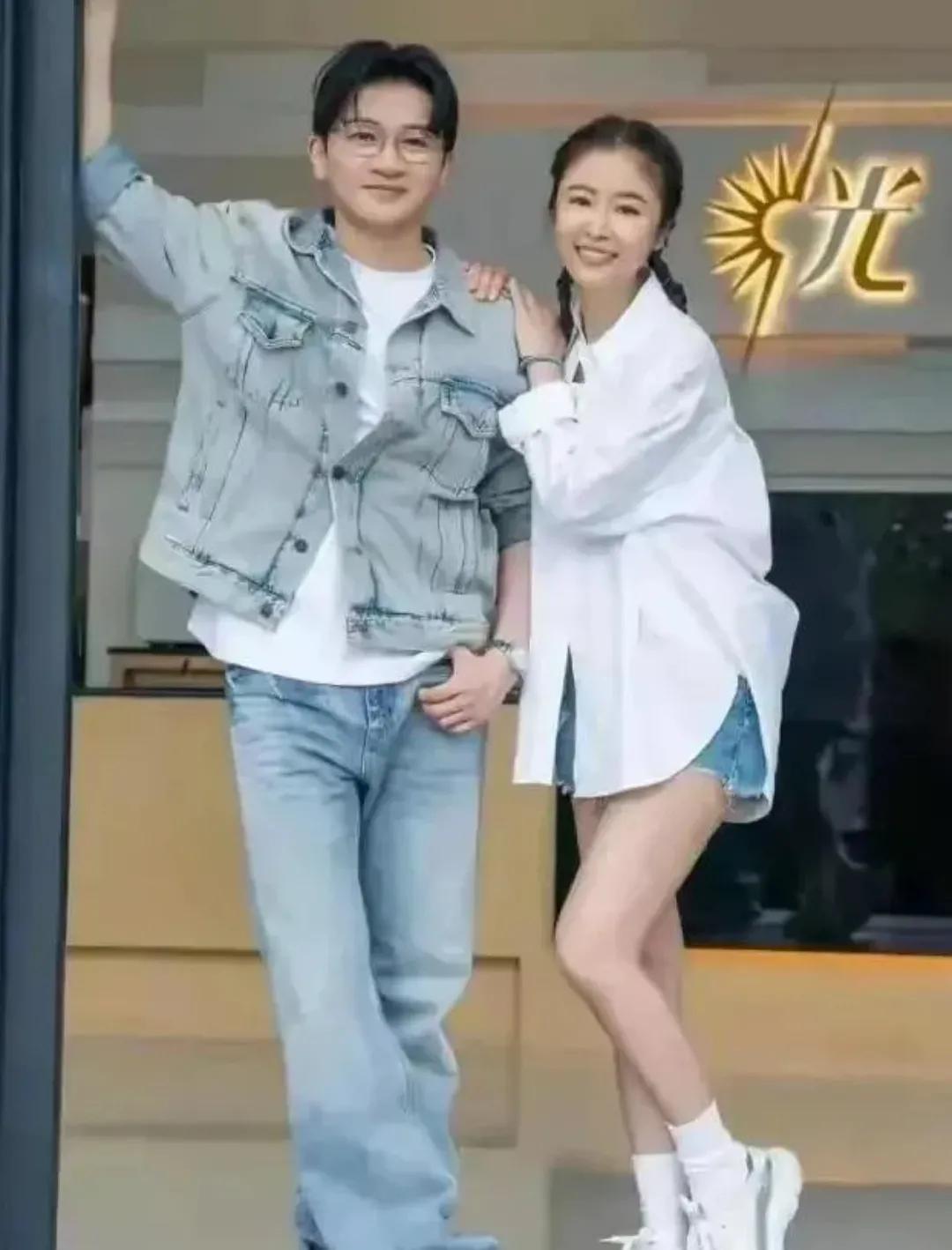 林心如苏有朋同框
这样的合影，这样的姿势
让人感觉很自然
没有任何刻意的成分
林