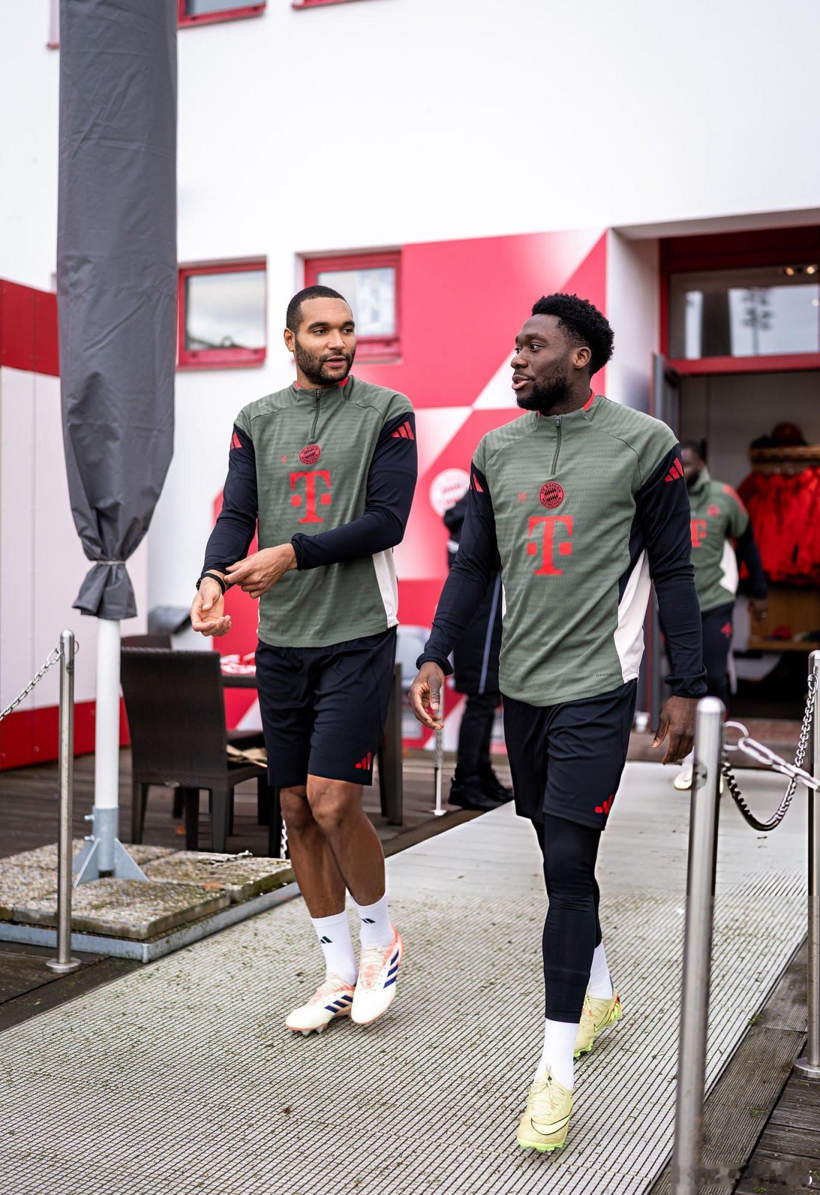 🚨阿方索·戴維斯昨天已參加全隊訓練。他有望自三月以來首次入選明天的比賽名單🇨