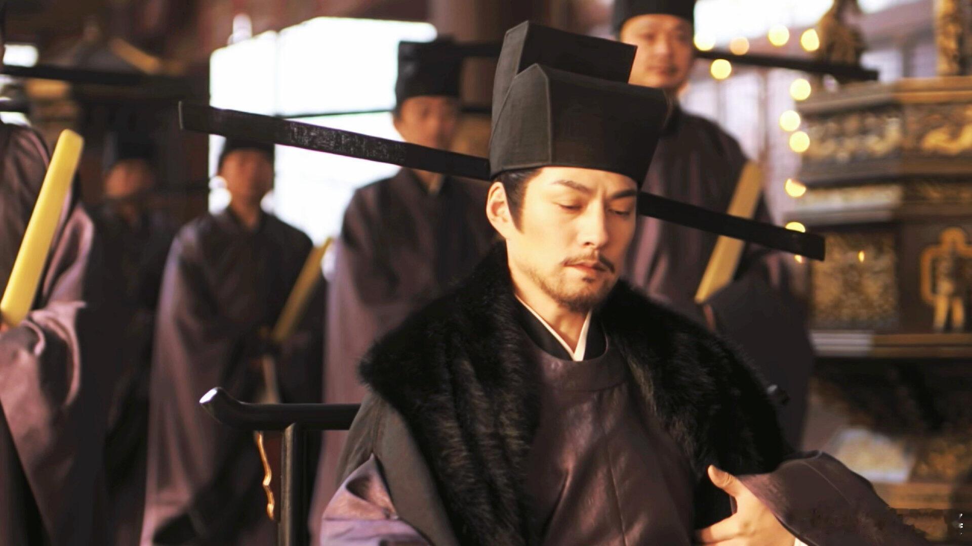 被严屹宽的谐音梗冷到了冷笑话大王严屹宽上线好六街🎤一句“握成圆拳”谐音“袁泉”