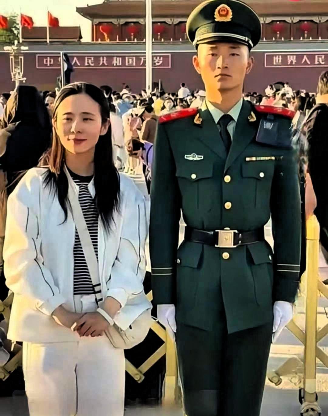 姐姐千里奔赴，只为看一眼天安门下站岗的弟弟。可弟弟身姿如松，纹丝不动；姐姐也不打