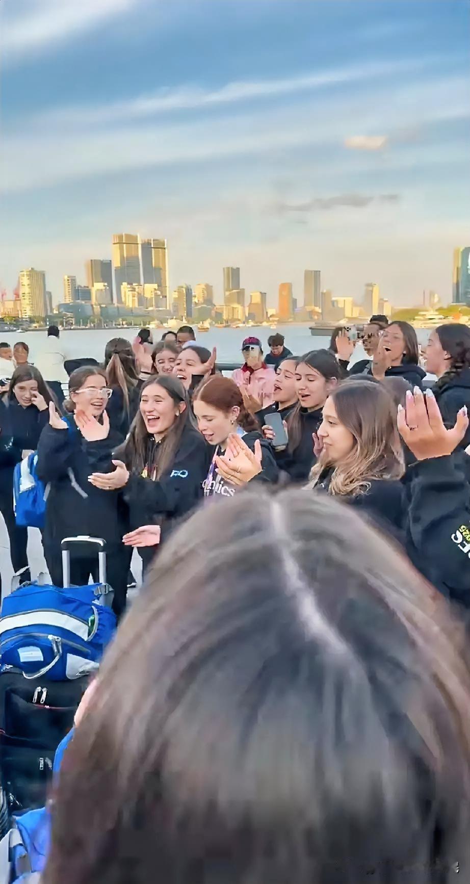 外国连年轻人活的都轻松愉快，自信开朗，充满活力。读万卷书不如行万里路。进入中国，