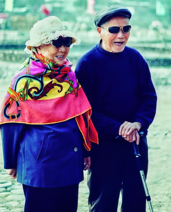 101岁宝藏奶奶的鲜活人生
温州鹿城101岁的姜月琴奶奶，牙口好零食不离口，曾和