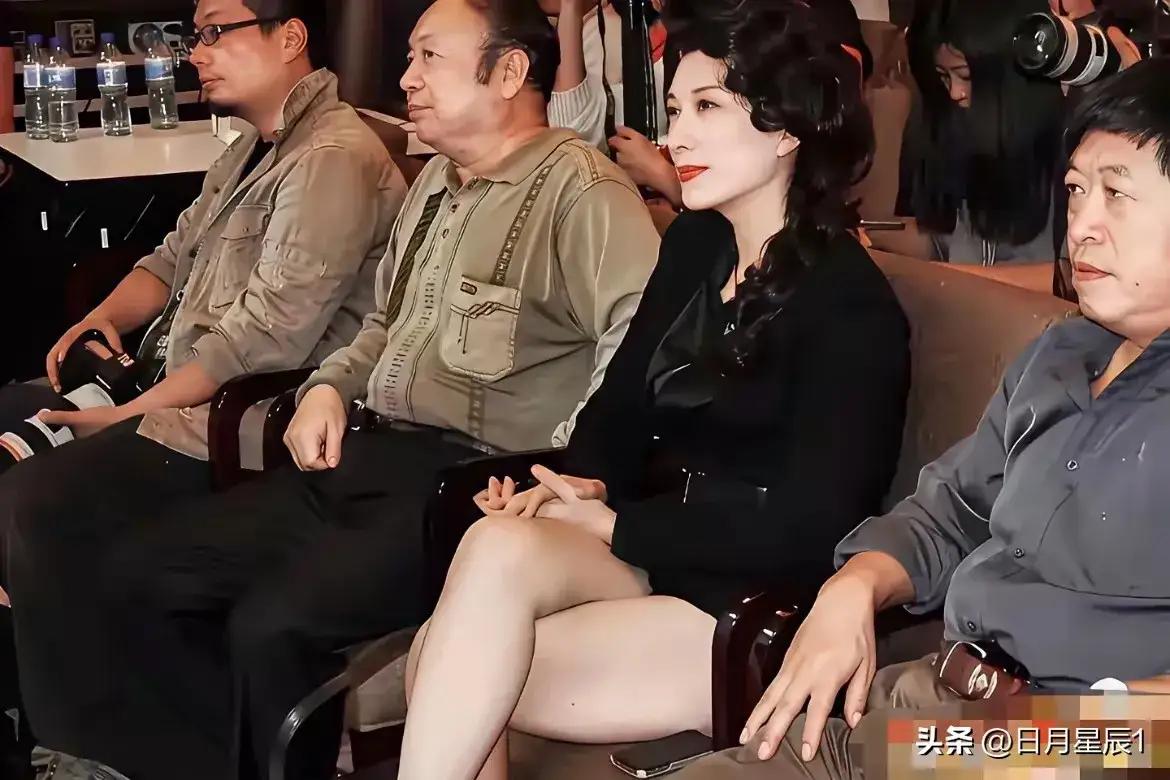 王静已经是63岁的原海政歌舞团的一名大校，国家一级演员，王静是一位气质出众的实力