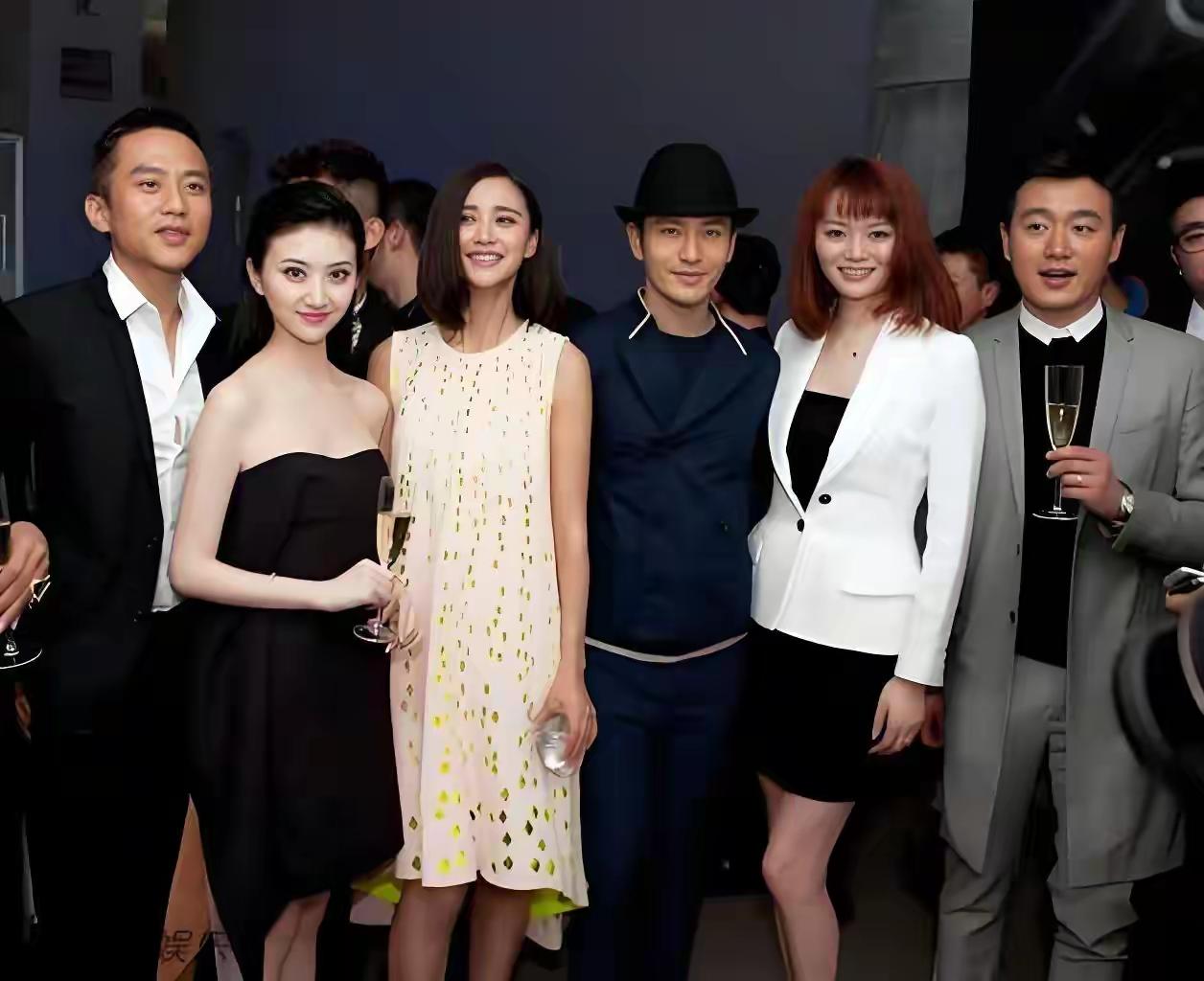 6星同框：身穿黑西装搭配白衬衫的邓超朗目疏眉，造型干练；头戴黑色礼帽的黄晓明儒雅