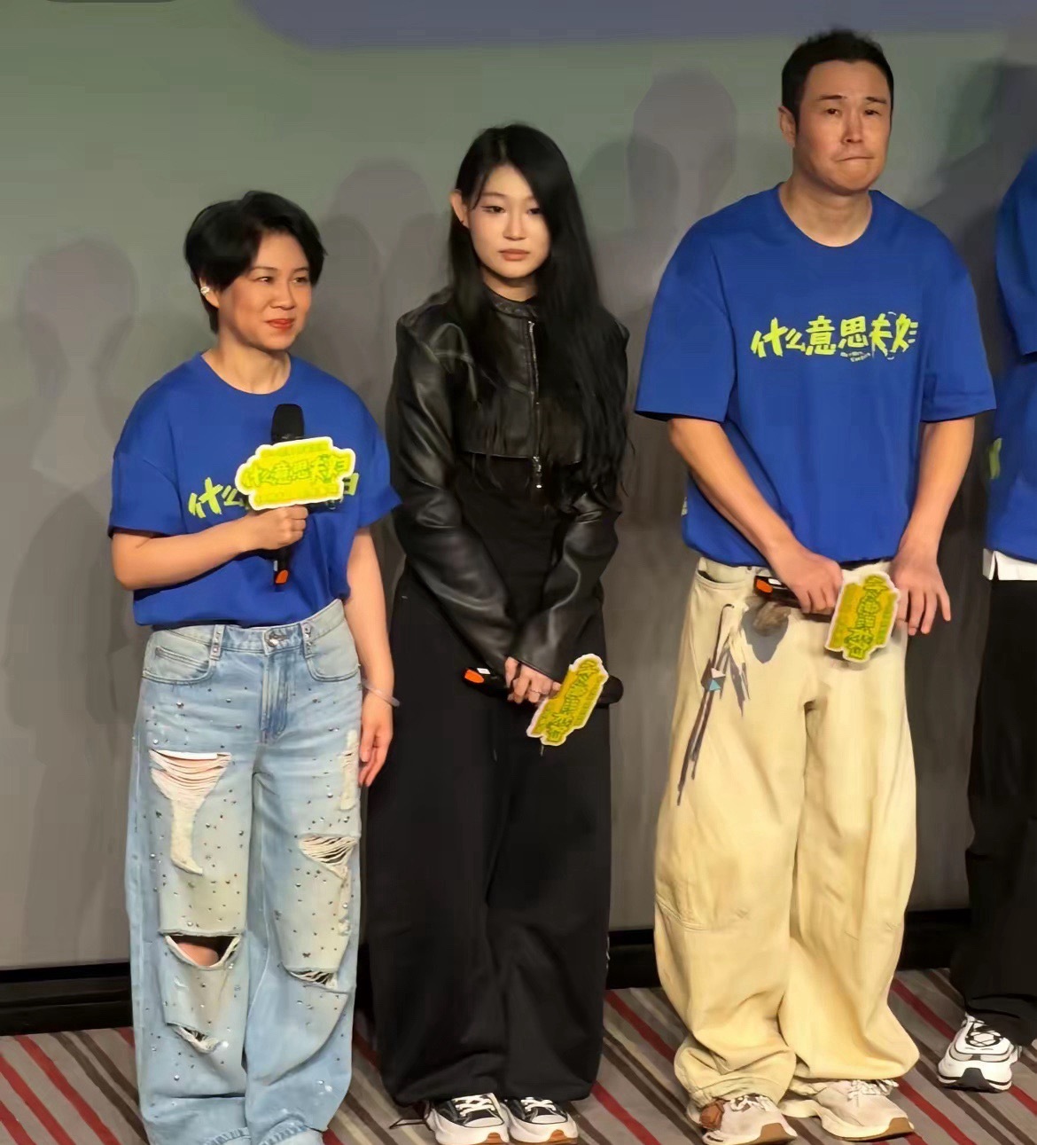 确实不是大美女 但也很好看了 是个幸福的孩子 ​​​
