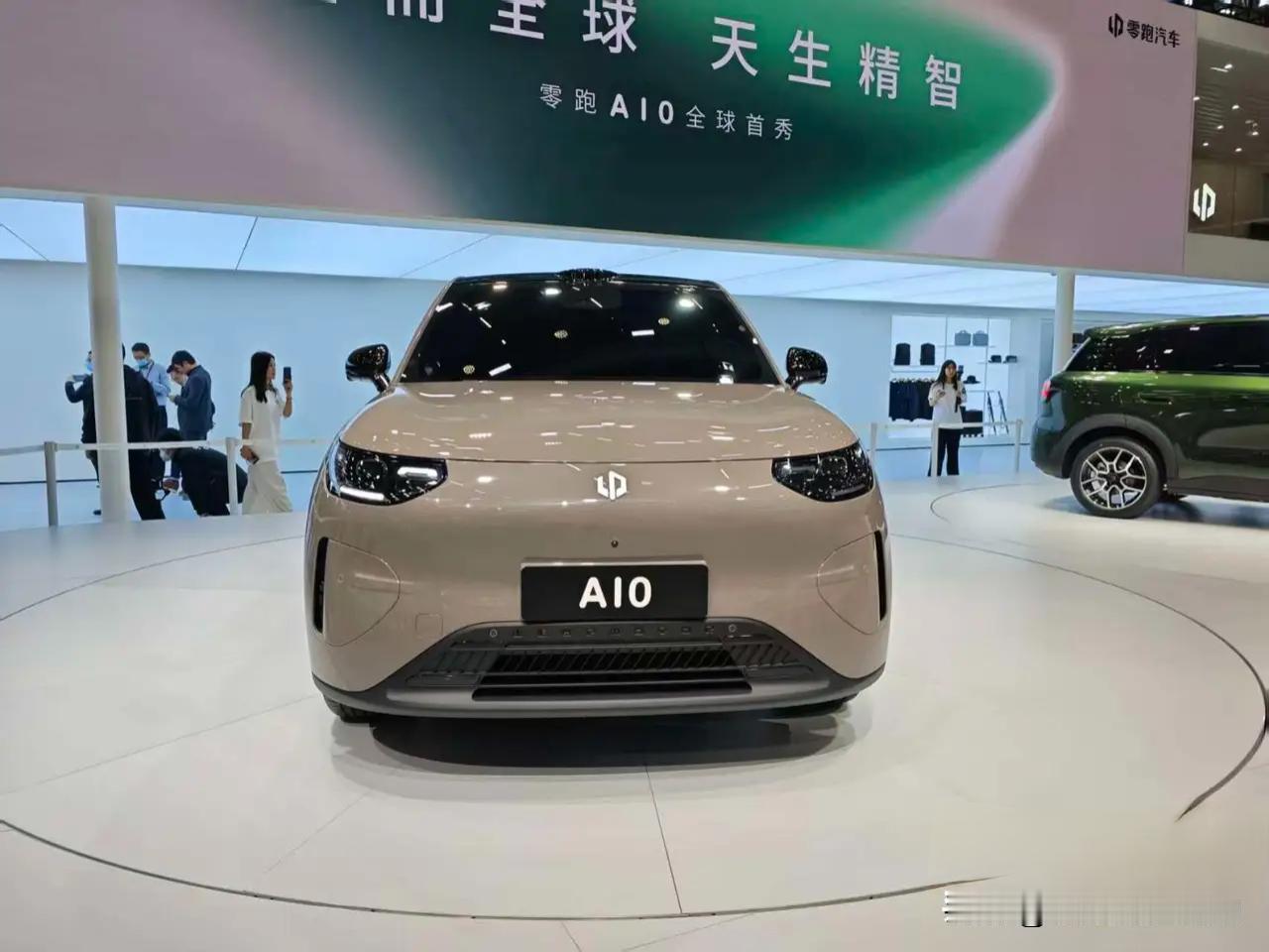 坐进车里之前，光看外观就够吸睛的——全系标配的无框车门，开关门时的顺畅感和视觉冲