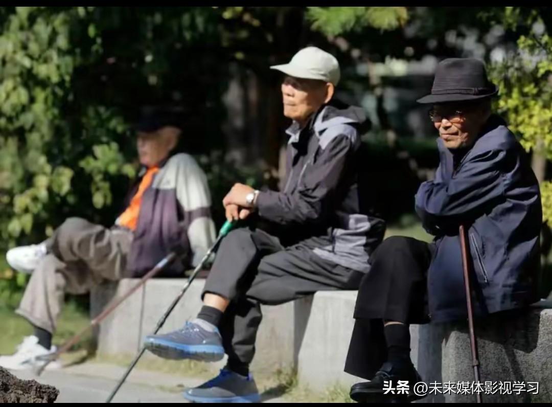 韩国离“自然消失”当然还远，但社会性衰弱的警钟已震耳欲聋。最近韩国生育率回升至0