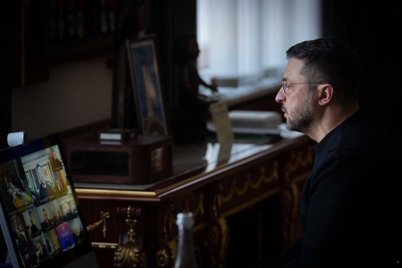 俄乌冲突 节约用电？泽圣关灯召开关于能源供应危机的内阁视频会议。真能演，摄影师照