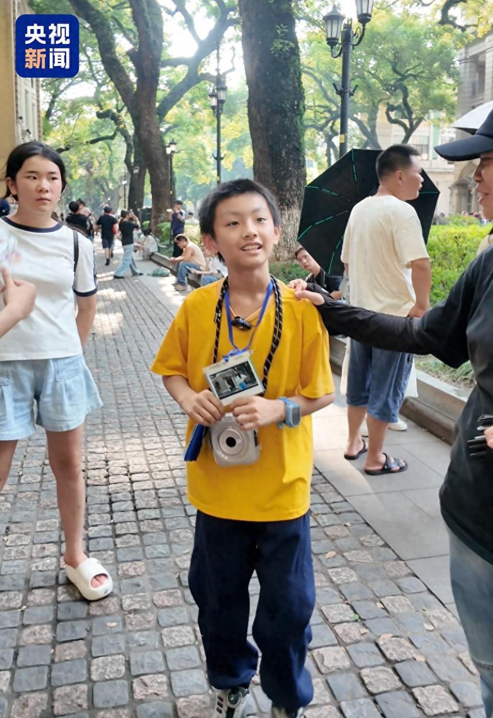 “不用再问家里要钱了！”广州一个11岁少年，在景区帮人拍照，一个月挣下1200块