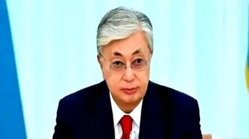 哈萨克斯坦的石油，有个毛病。家门口就是全世界最大的买家——中国，但它偏要把八成的