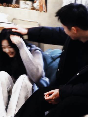 黄景瑜这淬了毒的小嘴  黄景瑜直播玩梗不断，连自己都不放过。回应自家是菜鸟驿站，