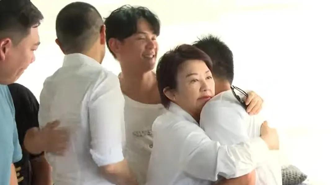 国民党几个年轻人在台北搞绝食，抗议民进党应对毒油不力且不道歉，卢秀燕也北上探望。