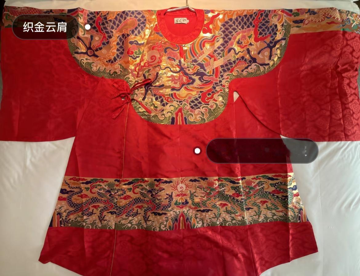 明代最高级的赐服之四爪蟒袍，仅次于皇帝穿的五爪龙袍，明代的审美，该说不说真是一绝