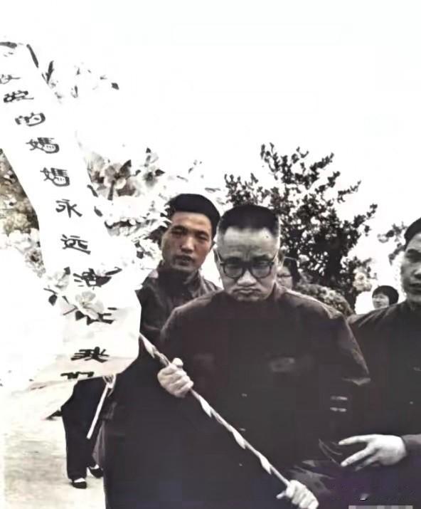 1970年代，毛岸青回到湖南板仓，手捧花圈来到母亲杨开慧的墓前。悼念母亲杨开慧。