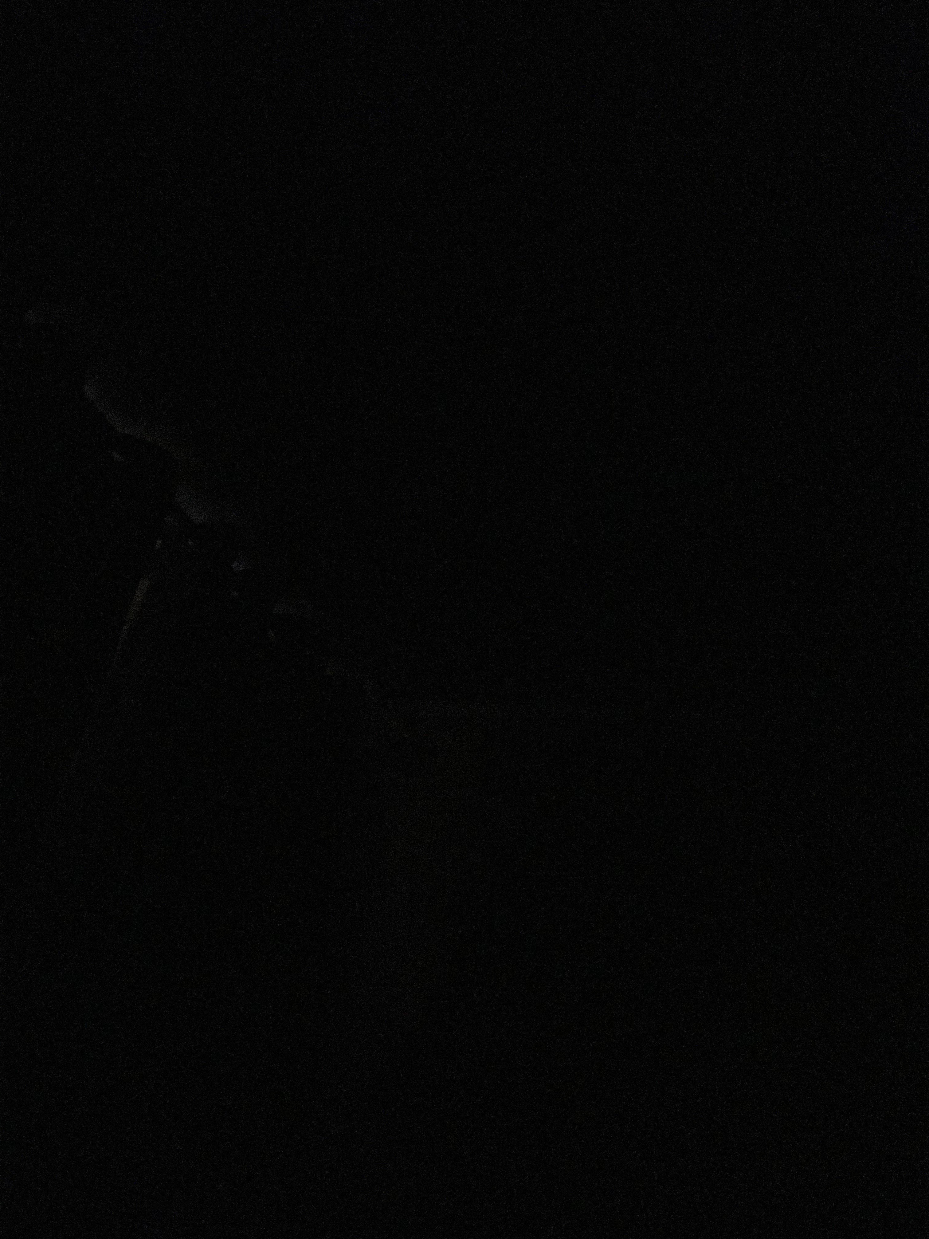 我不怕打雷闪电，但不敢在大暴雨时闭上眼睛。打雷闪电是大自然的艺术品，而暴雨是大自