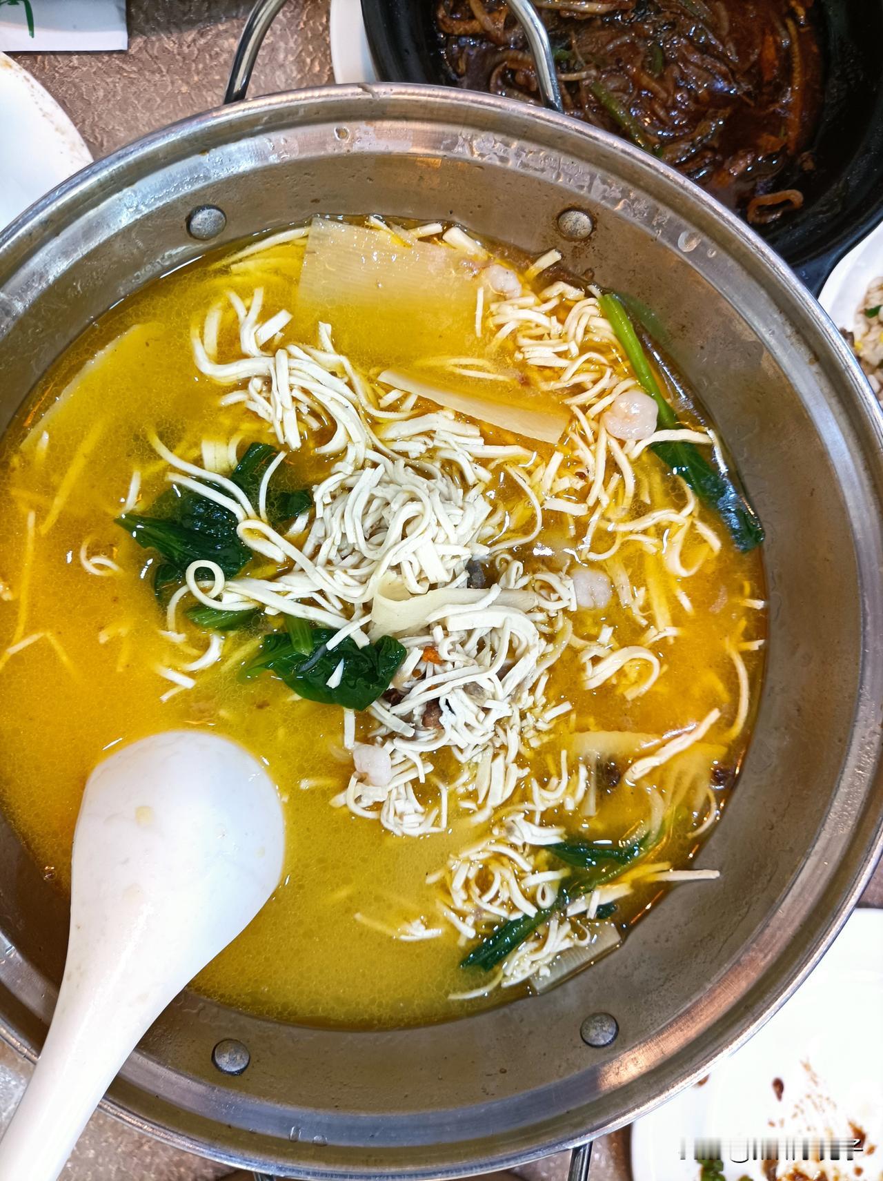 我是扬州人，与几乎全部的扬州人一样，对扬州特有的干丝情有独钟。所谓干丝，就是将一