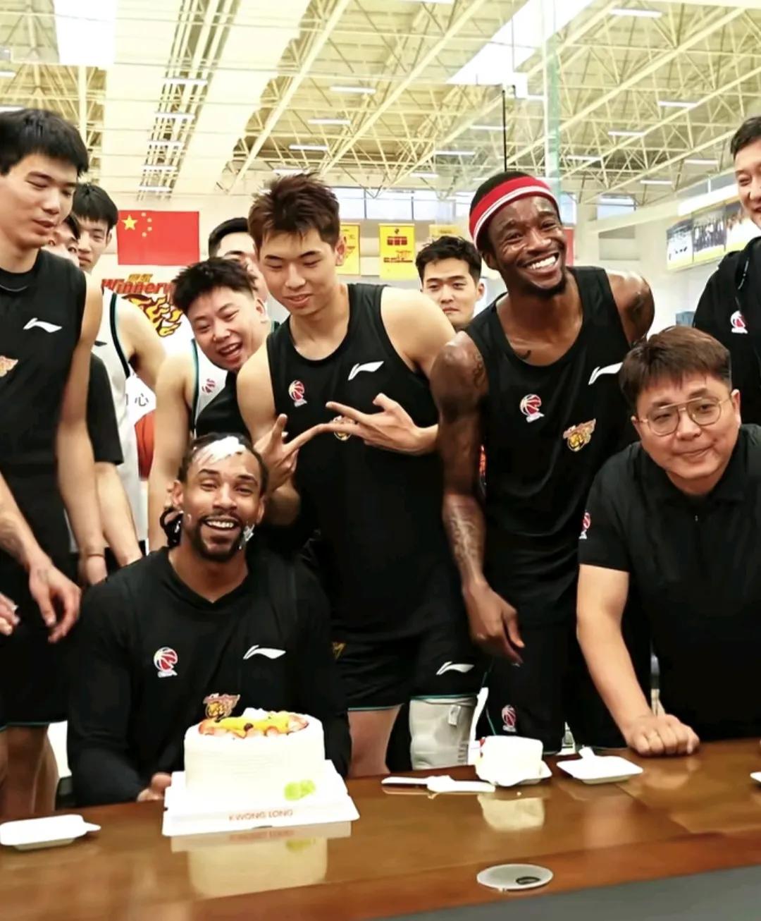 萨林杰过生日，全队为其祝福，入乡随俗，老萨也许起愿来，愿望有三个。
一，本赛季球