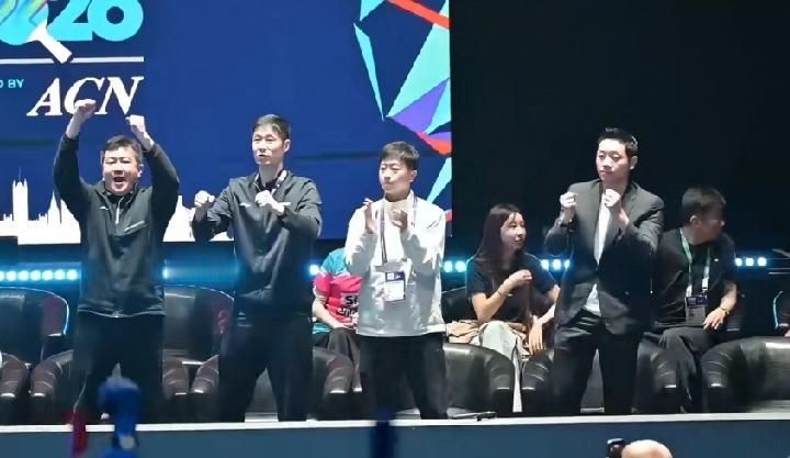 媒体镜头记录下今日伦敦团体世乒赛，国乒男队对阵韩国男队比赛过程中，坐在场边观赛席