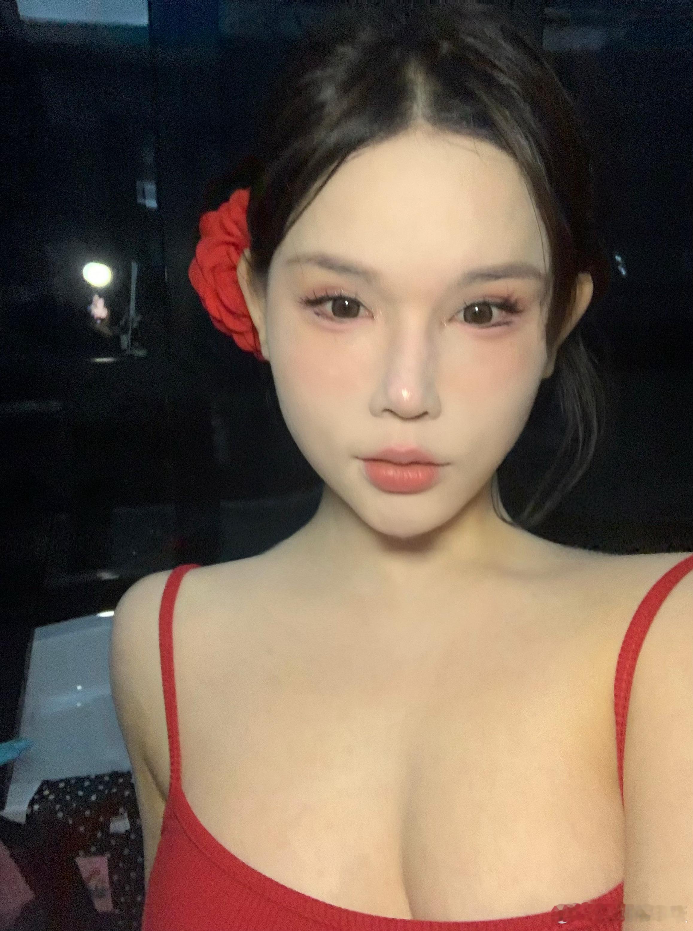 试了新眼影，新发夹，不得不说流行的东西是有它的道理，希望不是时代的眼泪[爱你] 