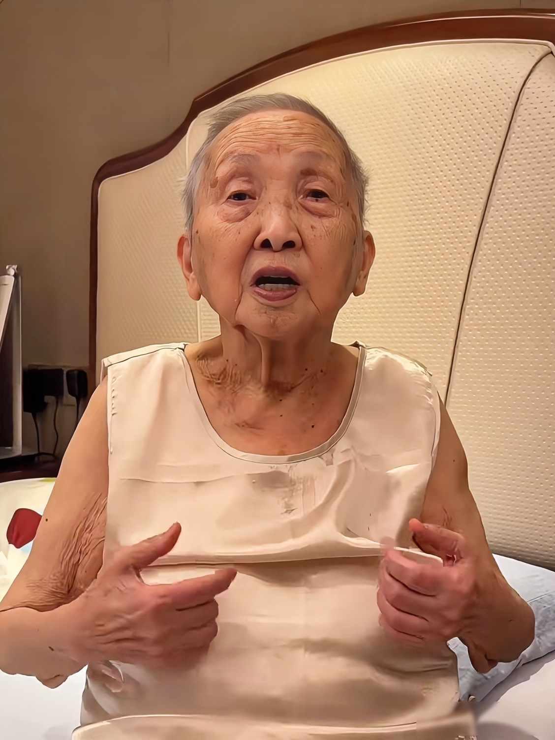 一位百岁奶奶给老年朋友们的忠告。

前两天在社区活动室听见个事儿，一位穿蓝布衫的