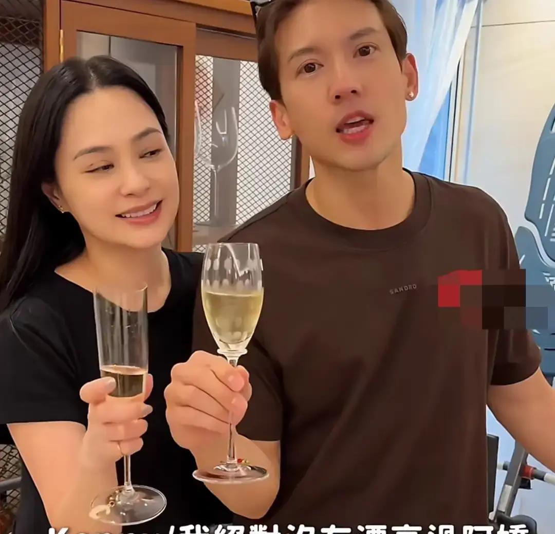 刷到关智斌霍汶希阿娇深夜聚餐的热搜，我直接划过去，结果配图越看越眼熟，那背景板不