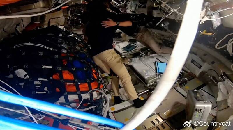 “来自太空的洋葱！”亡妻名字刻上月球，四名太空人全舱拥抱感动全球海外新鲜事阿尔忒