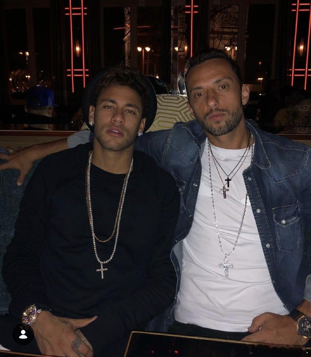内马尔（Neymar JR）🇧🇷92年出生，175cm。集巴西队草[心心眼R