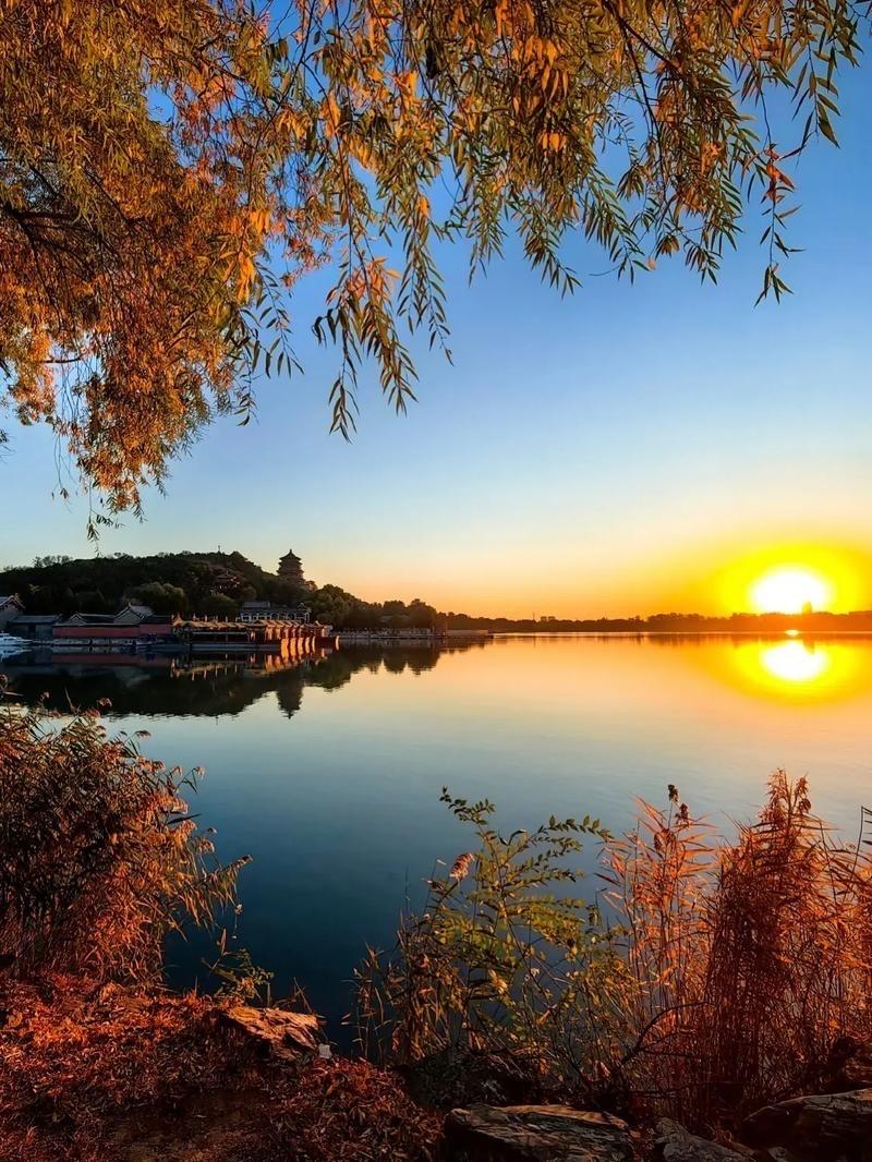 冬去山明水秀：
秋来天朗气清。