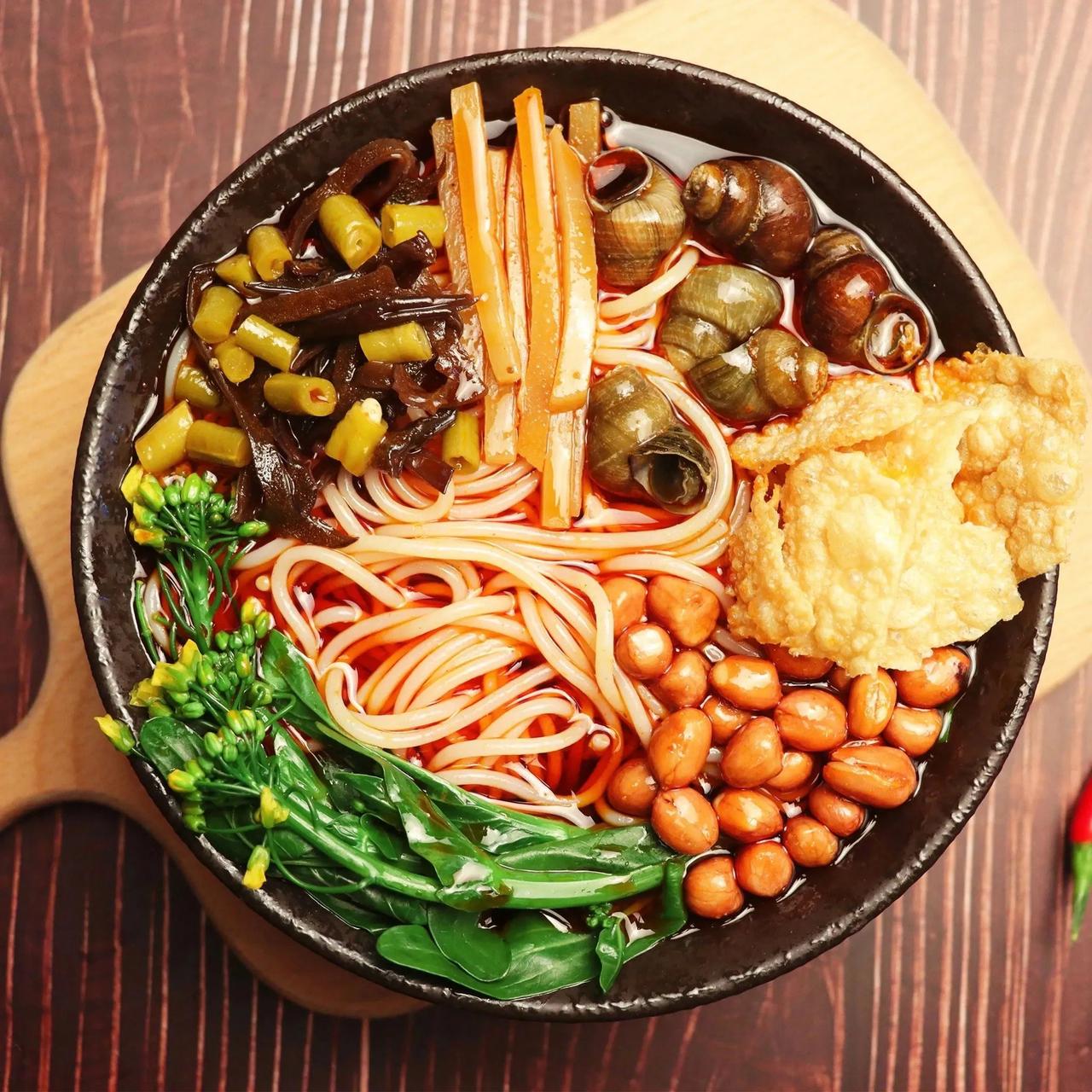 你敢信？一碗平平无奇的螺蛳粉，竟然被柳州人做出了百亿规模的大产业。淄博烧烤昙花一