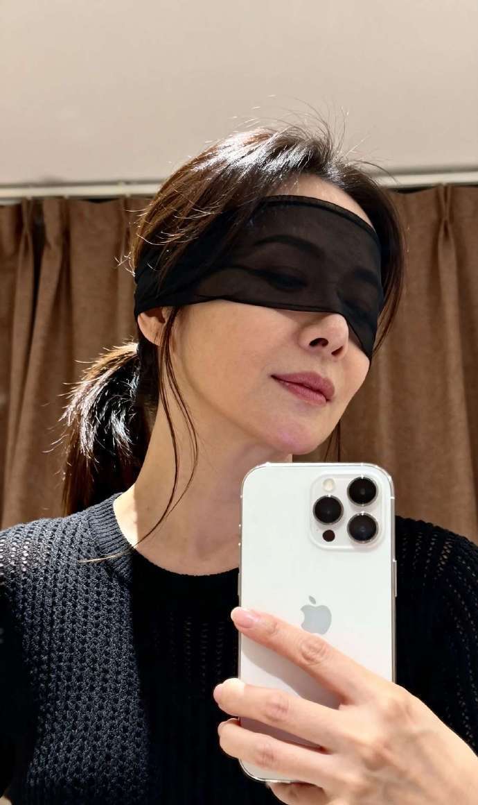 我去，我部门经理，半夜两点发个朋友圈，我刚保存下来，再翻就没有了，这干啥呢？ 