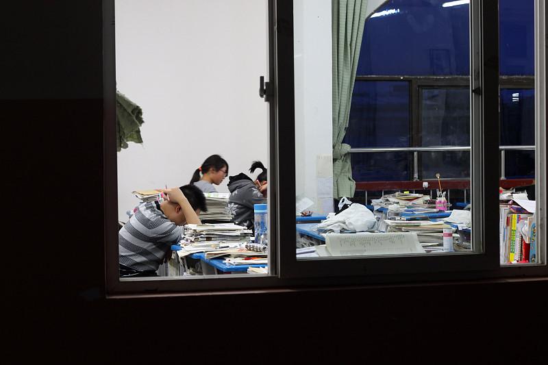 高中学霸私藏的8条学习秘籍
不少同学升入高中后，拼尽全力刷题、背诵，可成绩始终不