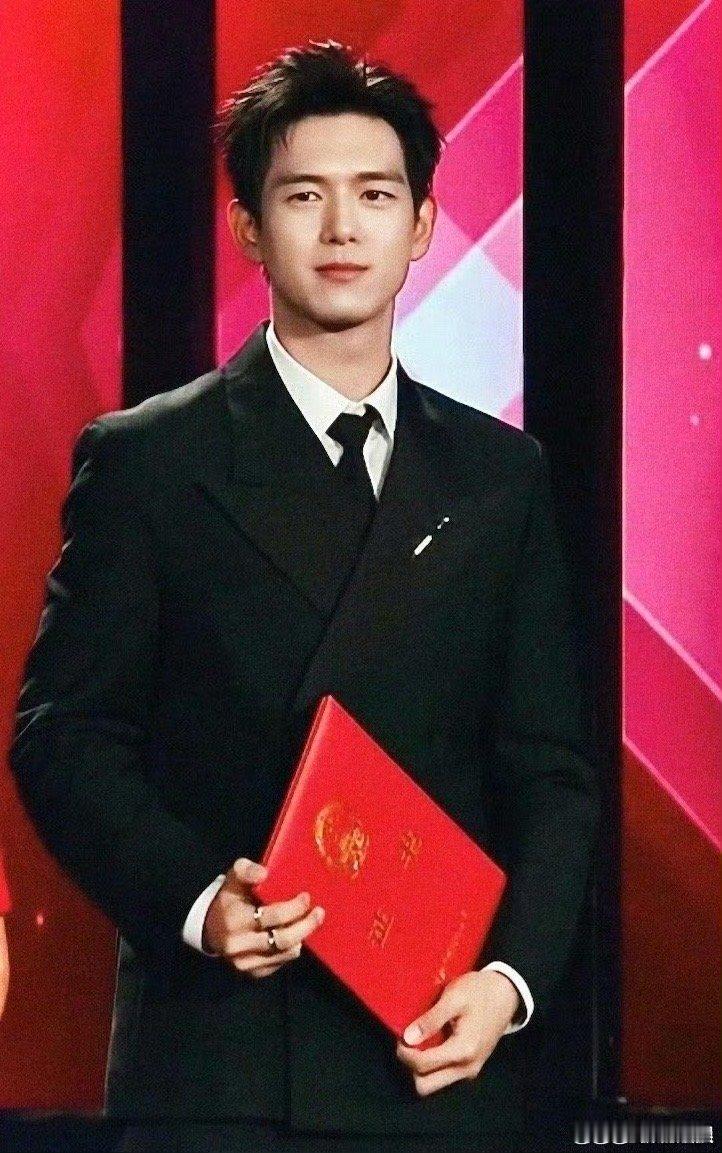 #李现90生第一个提名三大奖#李现，你的努力如繁星照亮夜空。三大奖提名，是对你拼
