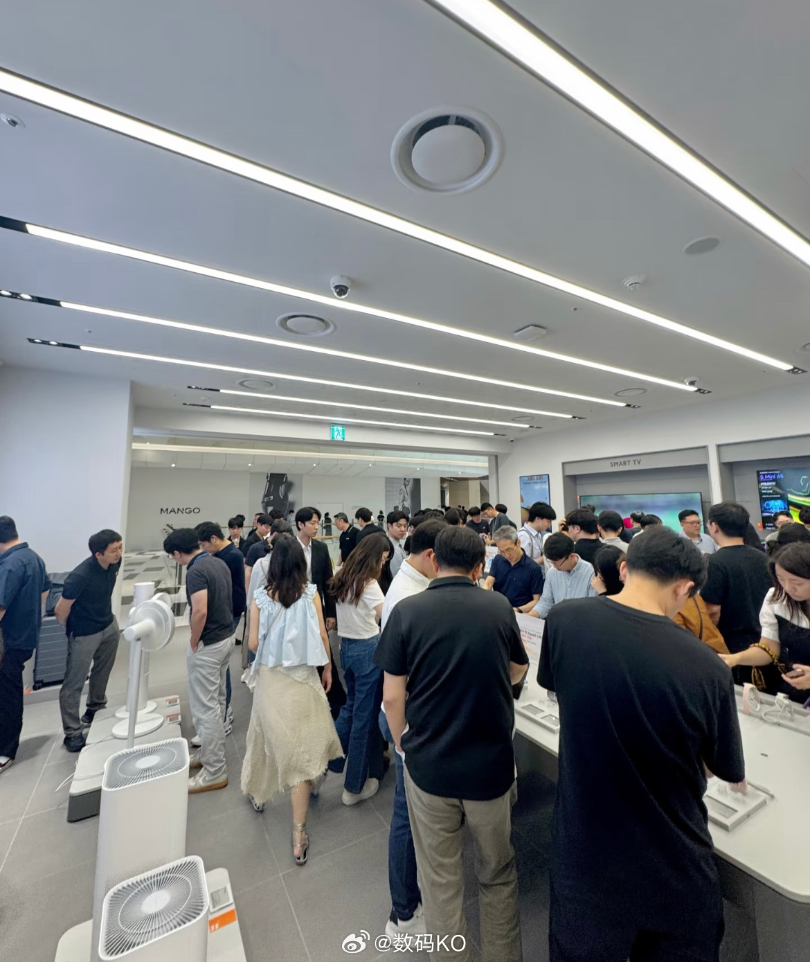 小米之家韩国的门店人还挺多的，小米15Ultra卖170万韩元，约合 人民币90