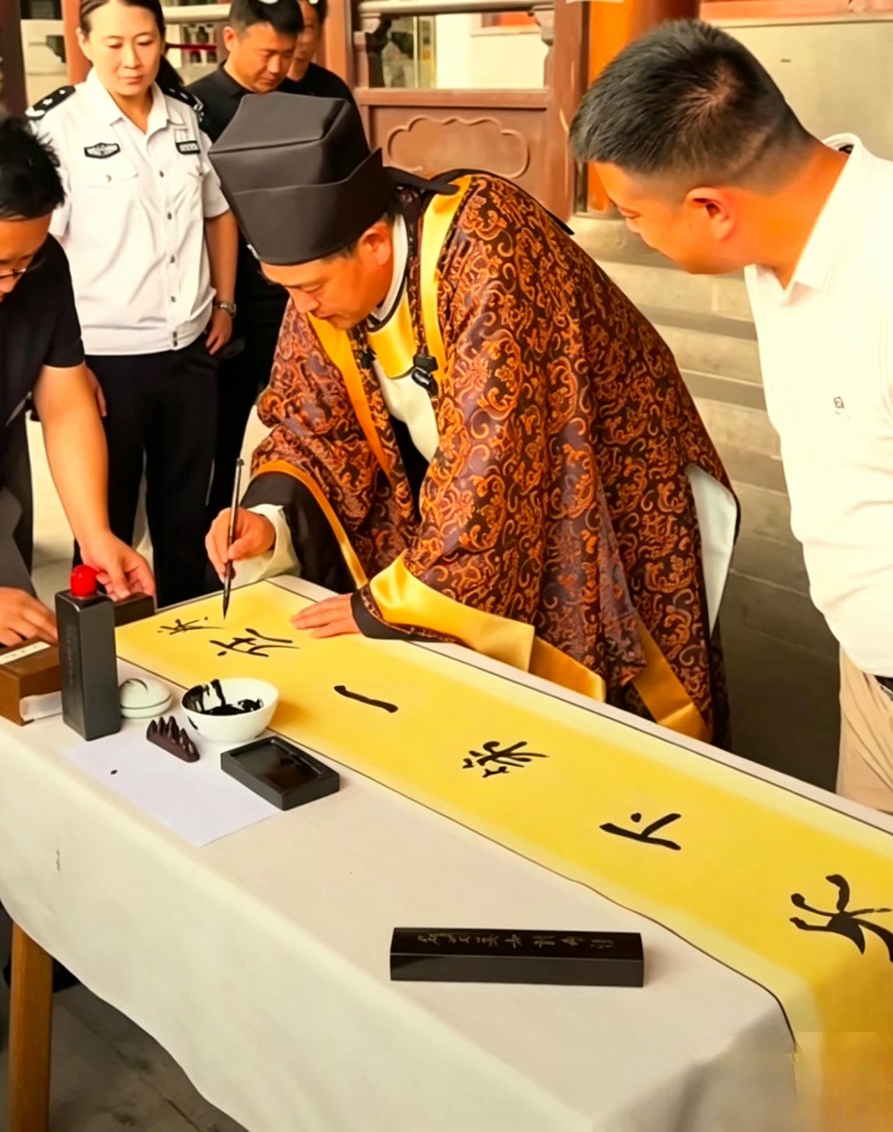 只读过一年半小学的大衣哥台儿庄当庄主挥毫题字，你怎么看？
 只读过一年半小学的大
