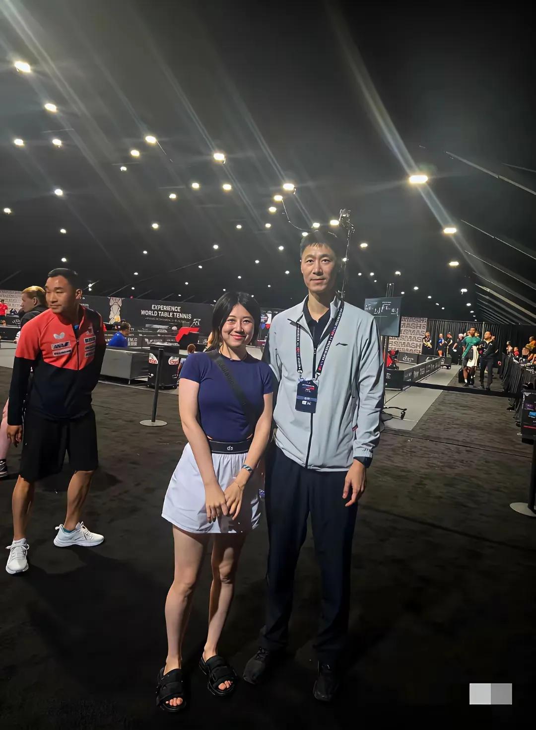 王励勤现身美国大满贯比赛现场！
王励勤一到美国，没有倒时差，就赶赴比赛现场给莎莎