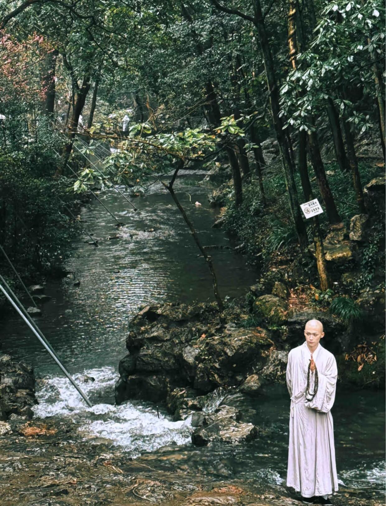 「小师傅，你见过佛吗？」「见过。」「佛是什么样子啊？」「我是佛，你亦是佛。众生相